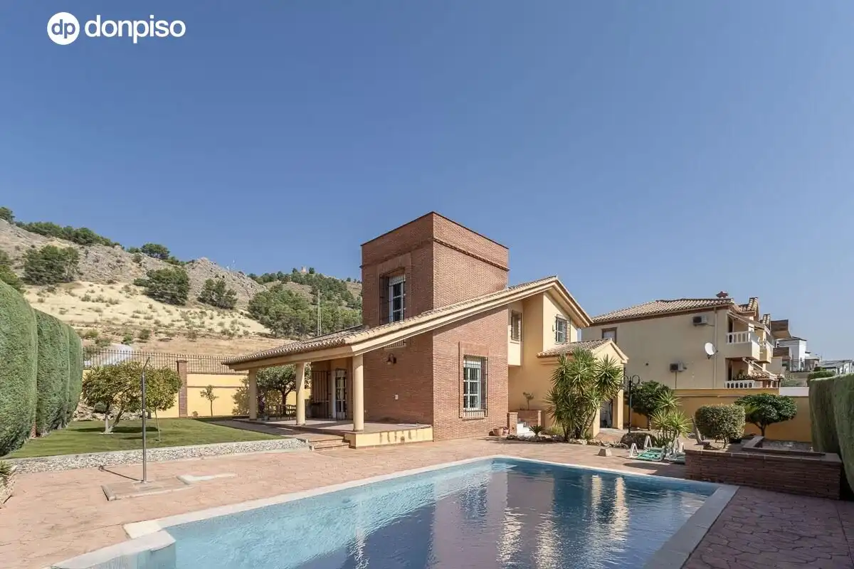 Detached house with pool for sale in Calle Olivo