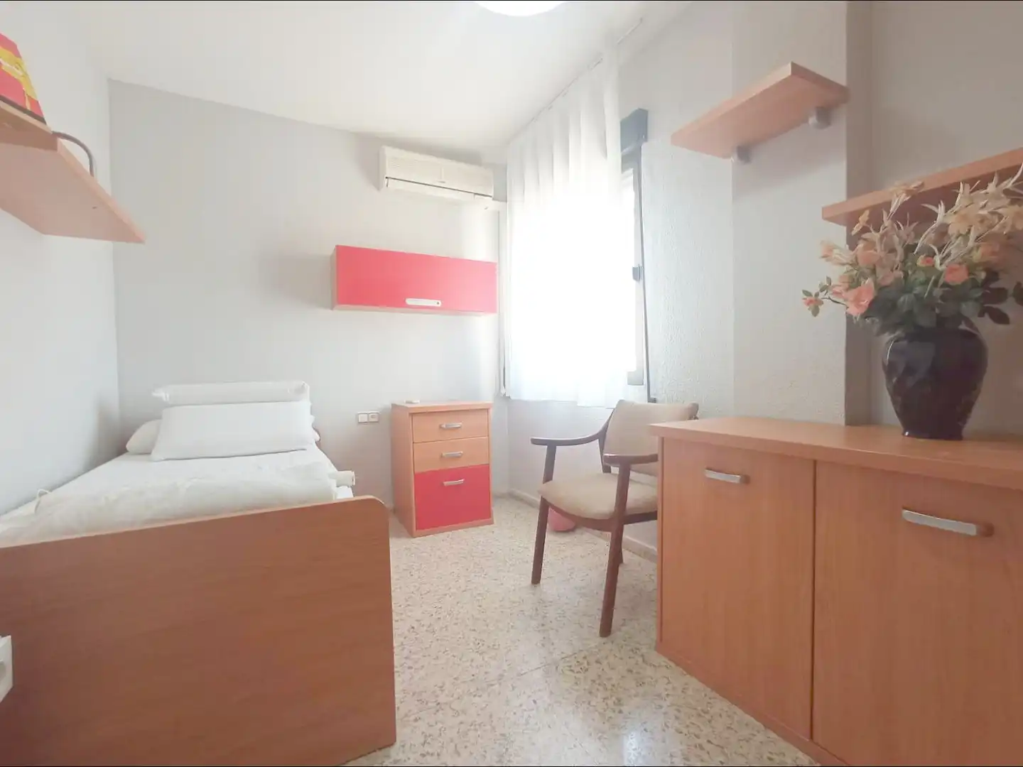 Dormitori de Apartament de lloguer en Granada amb Aire condicionat, Calefacció i Terrassa
