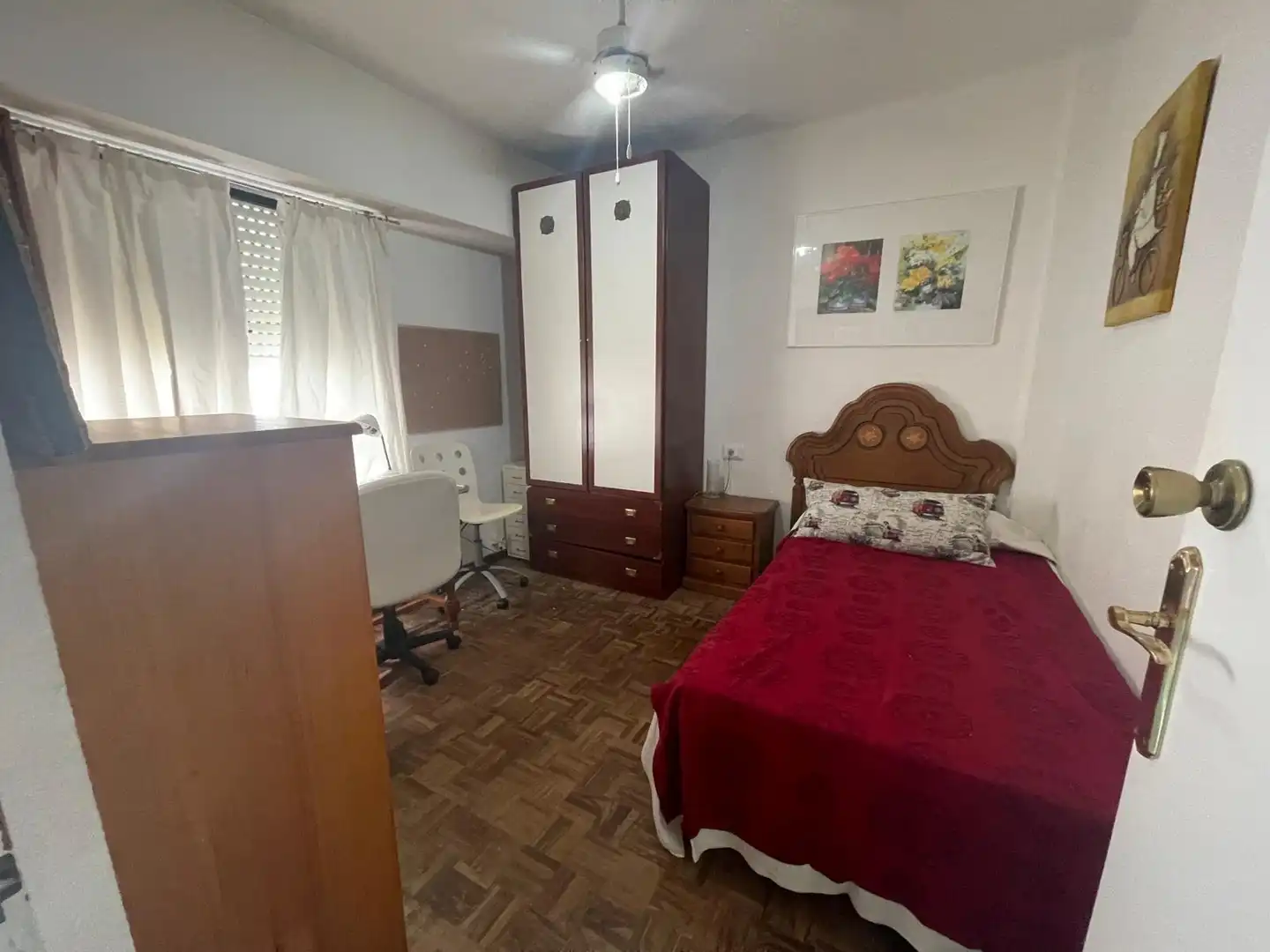 Dormitori de Pis de lloguer en Valencia amb Parquet, Moblat i Balcó
