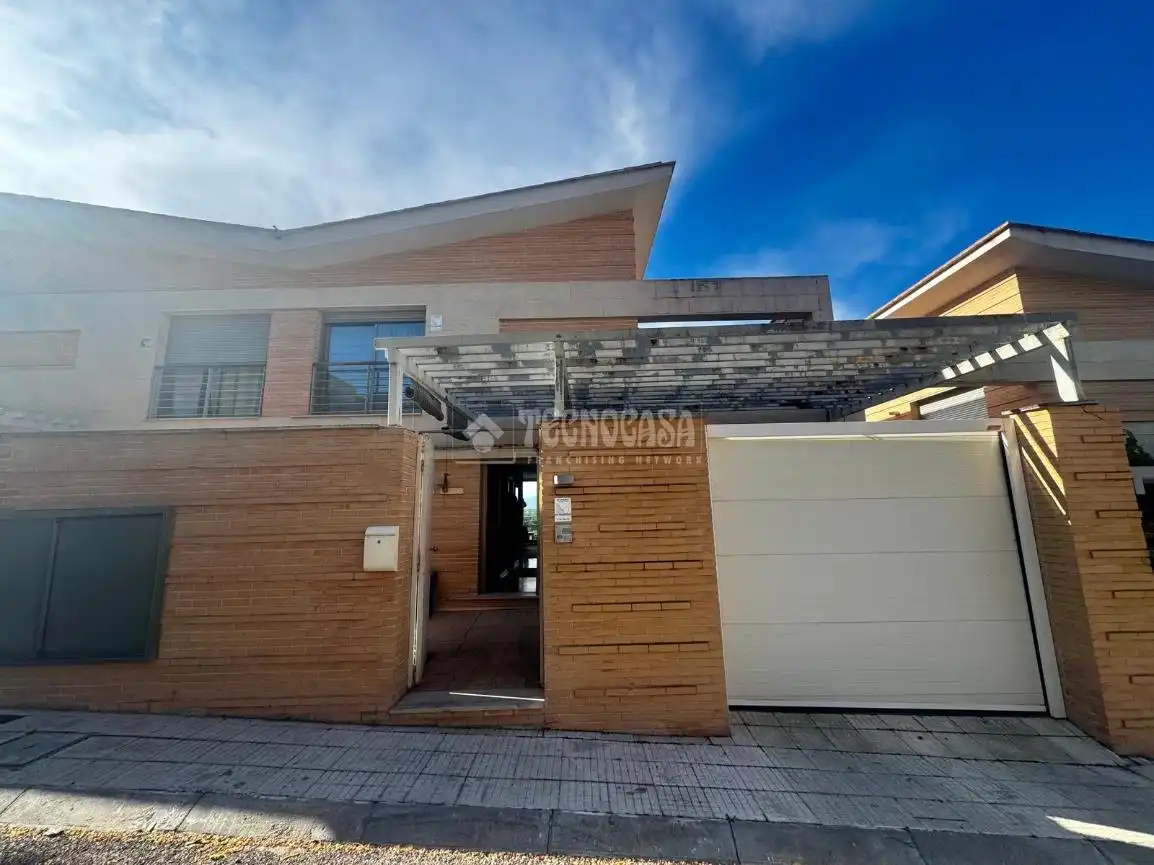 Vista exterior de Casa adosada en venta en Aranjuez con Jardín privado, Terraza y Balcón