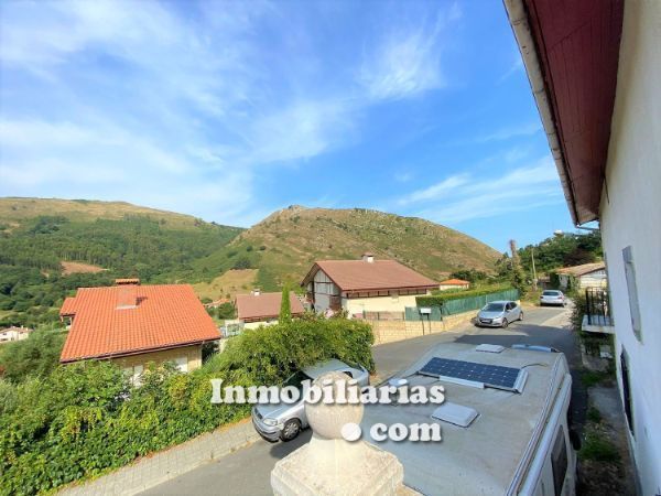 Vista exterior de Casa o xalet en venda en Castro-Urdiales amb Jardí privat, Parquet i Terrassa