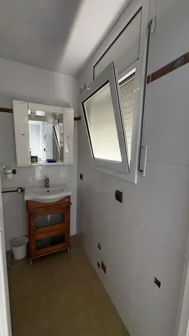 Badezimmer von Wohnung zum Verkauf in Palamós mit Balkon