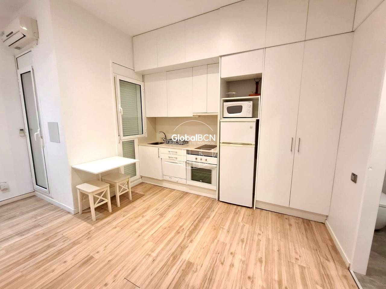 Cocina de Estudio de alquiler en  Barcelona Capital con Aire acondicionado, Parquet y Amueblado