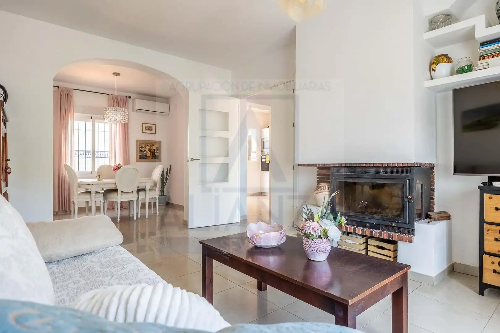 Wohnzimmer von Einfamilien-Reihenhaus zum Verkauf in Mairena del Aljarafe mit Klimaanlage und Privatgarten