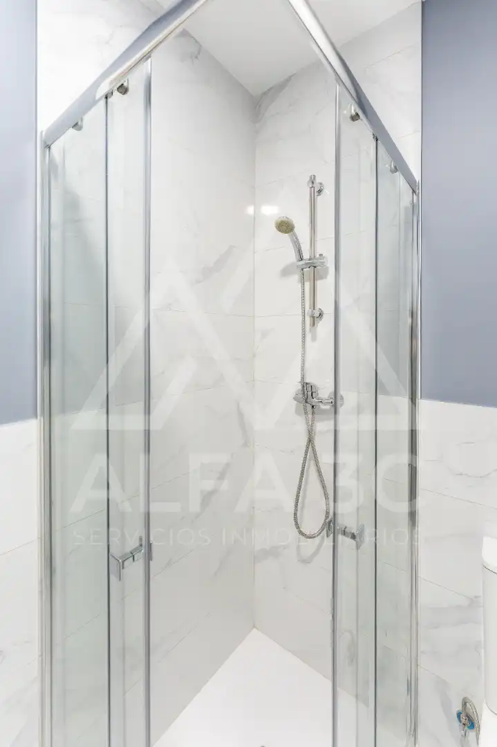 Badezimmer von Wohnung zum Verkauf in Miraflores de la Sierra mit Heizung, Terrasse und Ofen