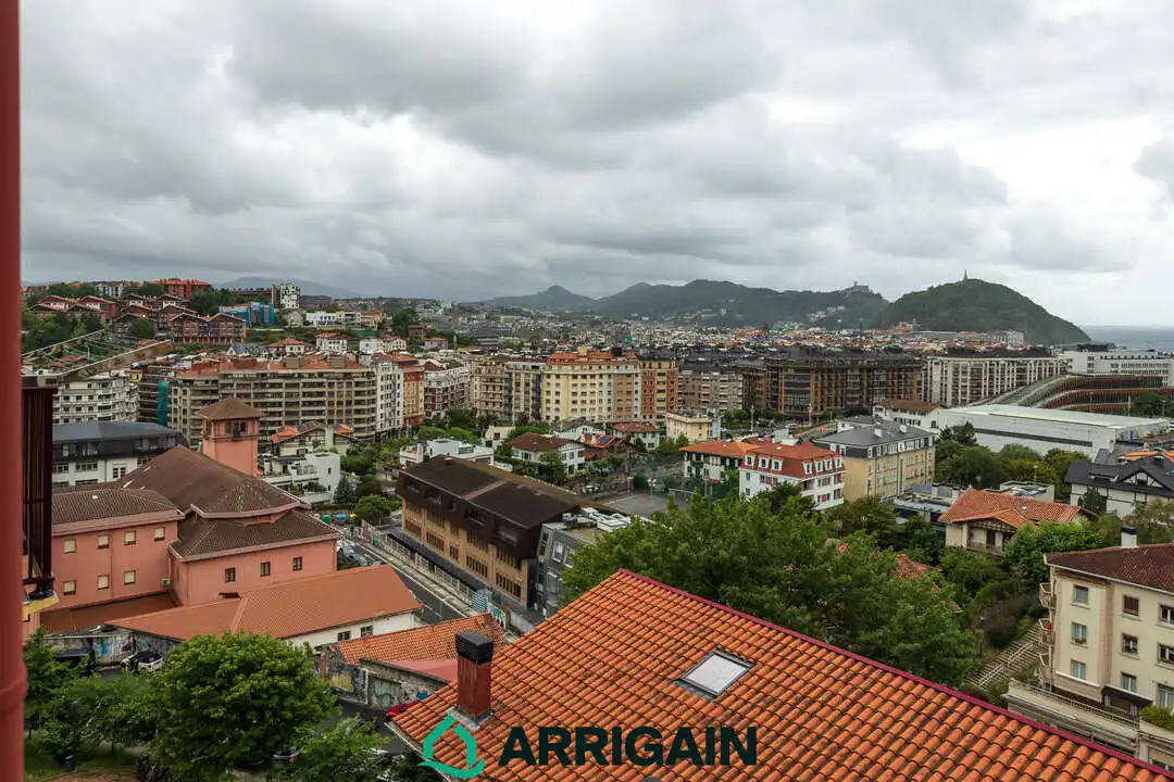 Vista exterior de Pis en venda en Donostia - San Sebastián  amb Calefacció