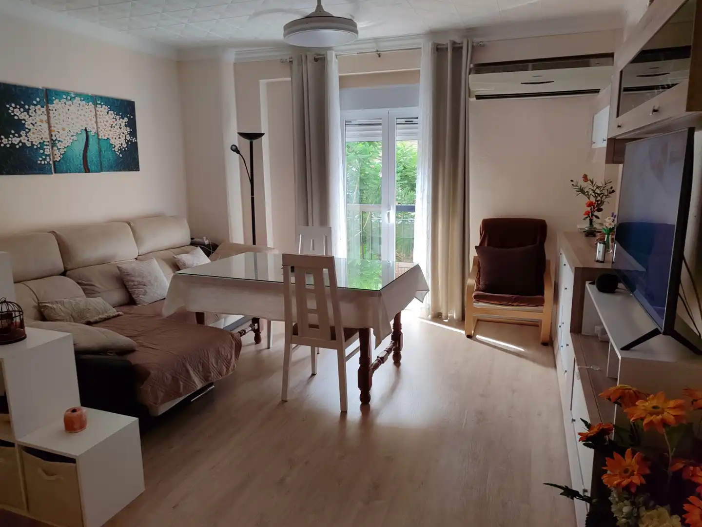 Sala d'estar de Pis en venda en Utrera amb Aire condicionat, Calefacció i Parquet