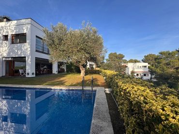 Casa amb balcó en venda a Avinguda de la Costa Brava