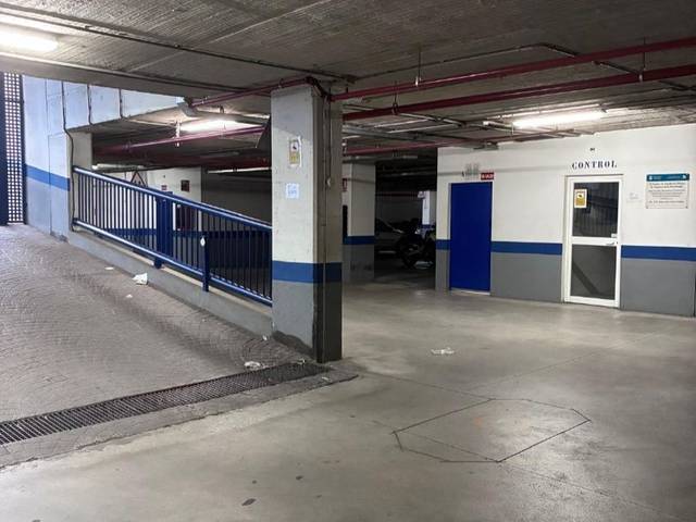 Garaje en Alquiler en Calle Muñoz Degraín, 1 en Parque Ayala - Jardín de la Abadía - Huelín