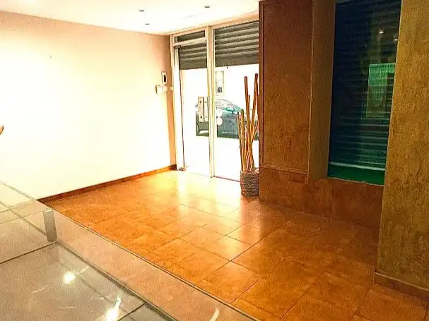 Local en venda en Barcelona amb Moblat i Alarma