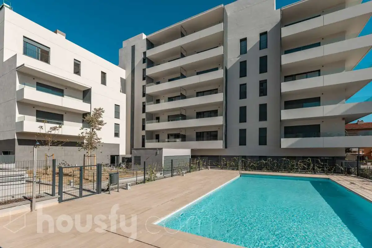 Flat with pool for sale in Gloria fuertes .