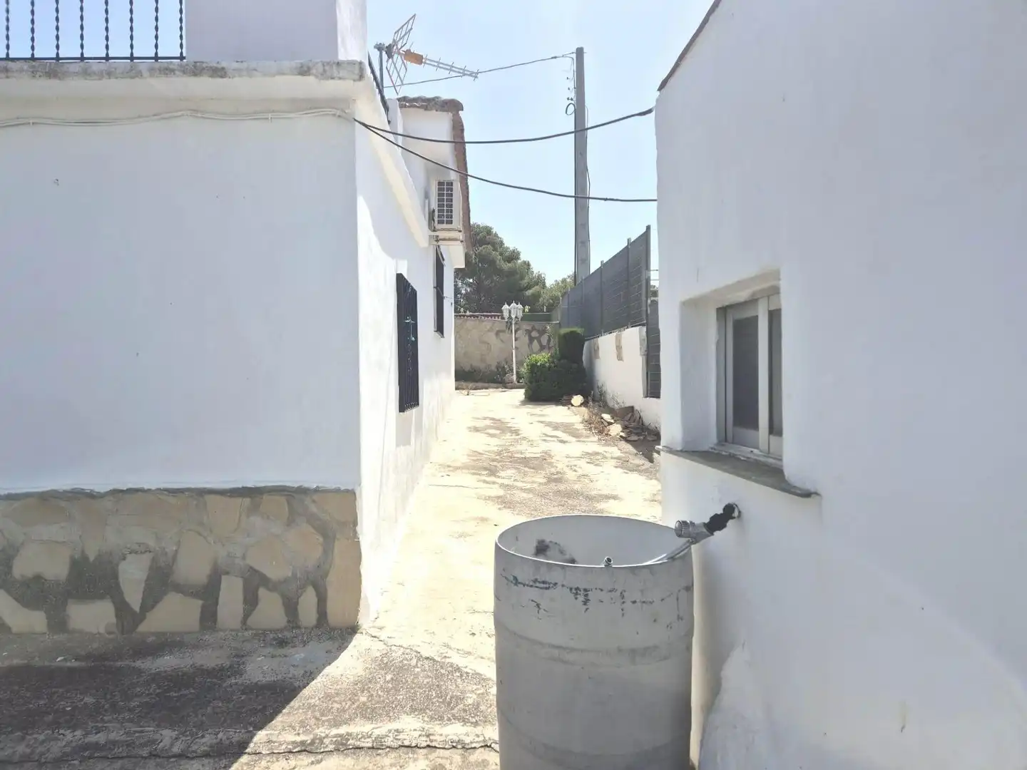 Vista exterior de Casa o xalet en venda en Llíria amb Terrassa i Piscina comunitària