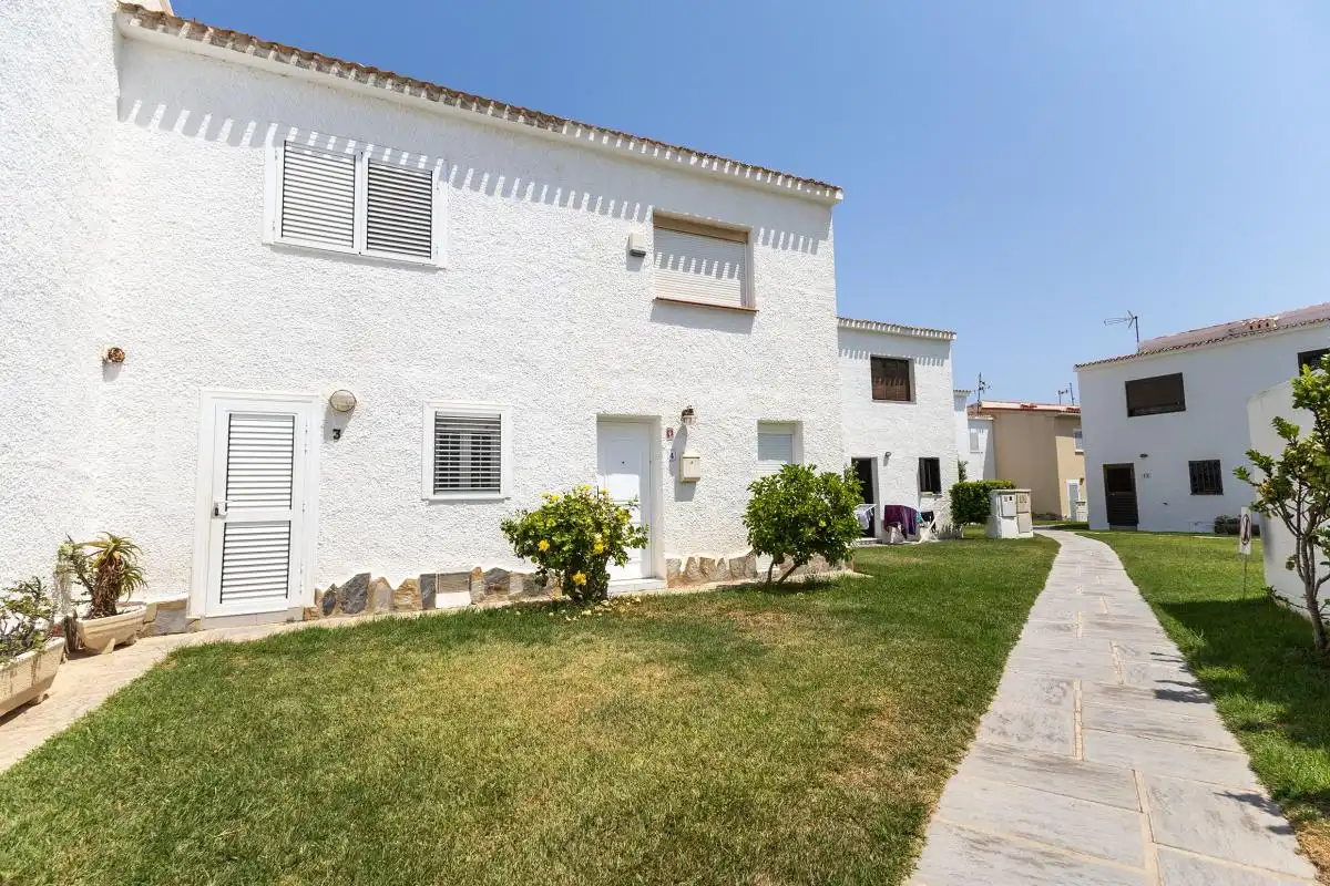 Vista exterior de Casa adosada en venda en Orihuela amb Calefacció, Jardí privat i Piscina