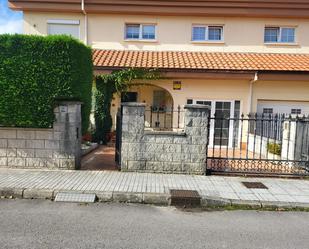 Vista exterior de Casa adosada en venda en Santa Cruz de Bezana amb Calefacció, Jardí privat i Parquet