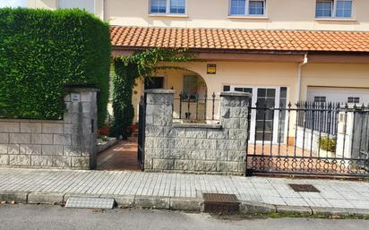 Vista exterior de Casa adosada en venda en Santa Cruz de Bezana amb Calefacció, Parquet i Terrassa