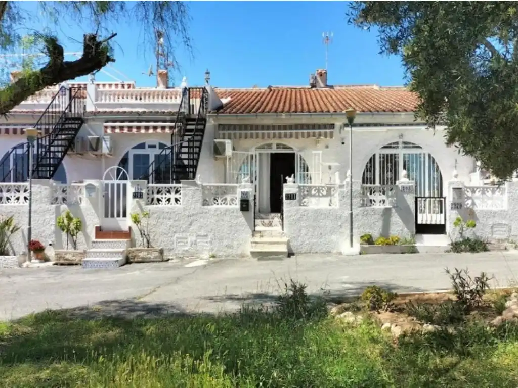 Vista exterior de Casa o xalet en venda en Torrevieja amb Aire condicionat, Moblat i Forn