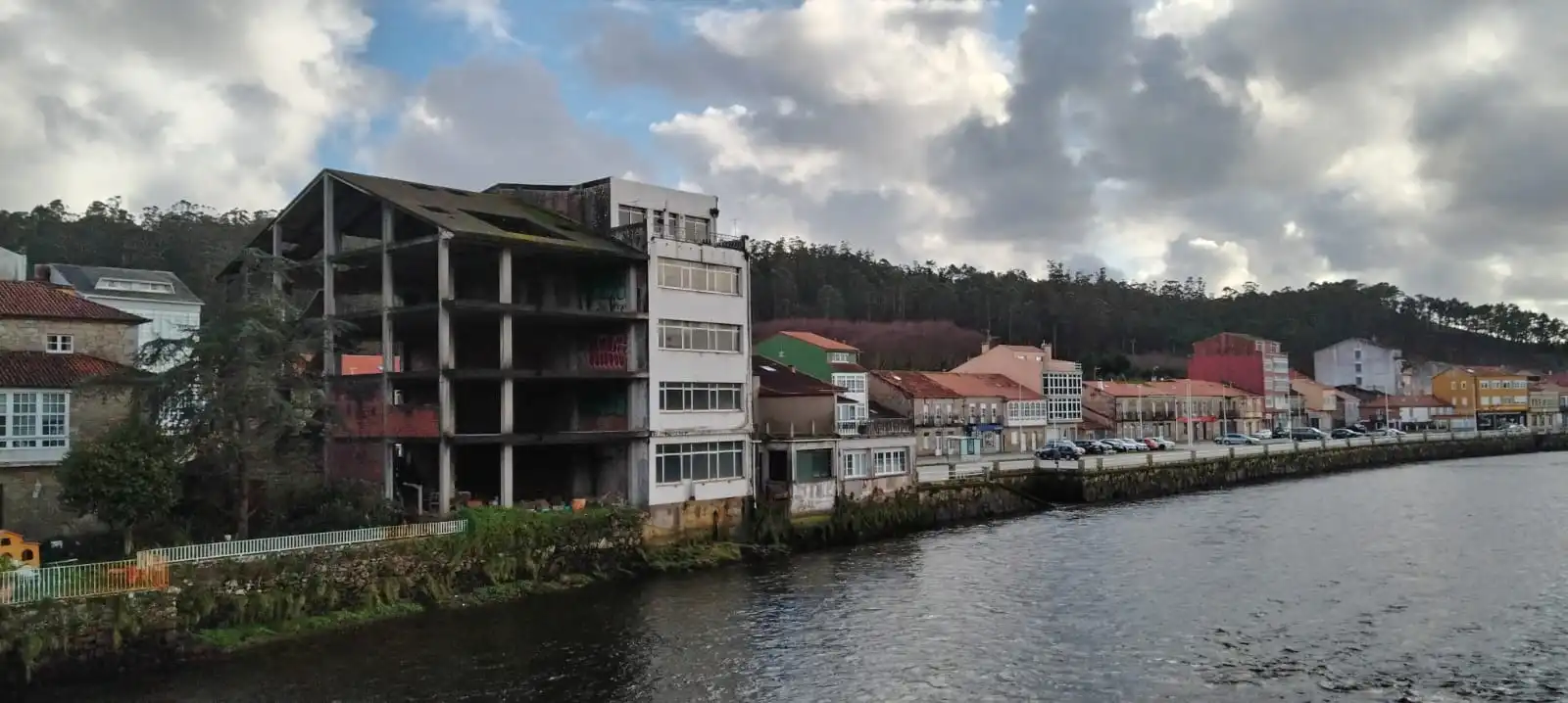Vista exterior de Edifici en venda en Camariñas