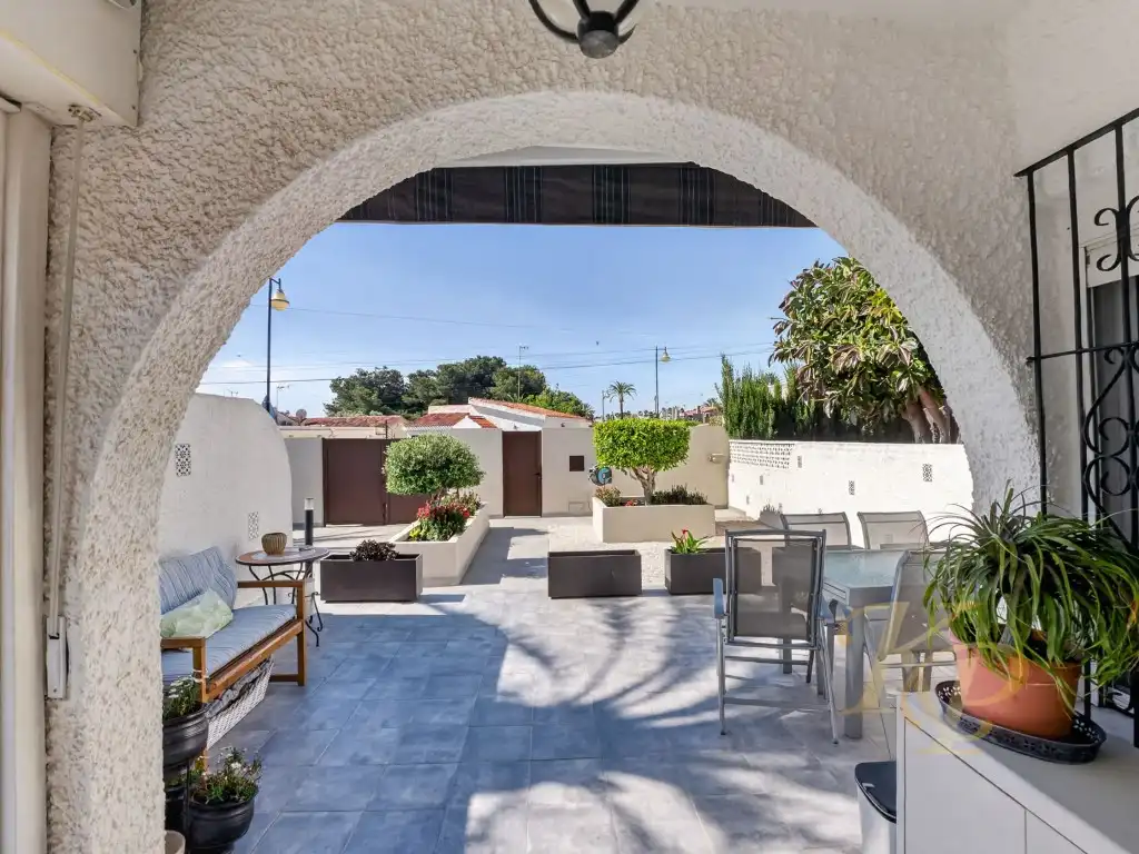 Terrassa de Casa o xalet en venda en Torrevieja amb Aire condicionat, Moblat i Forn