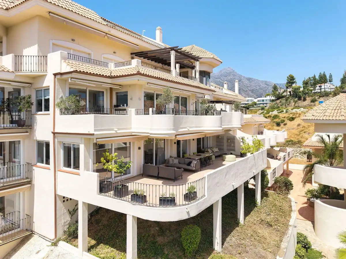 Vista exterior de Dúplex en venda en Marbella amb Aire condicionat, Terrassa i Traster