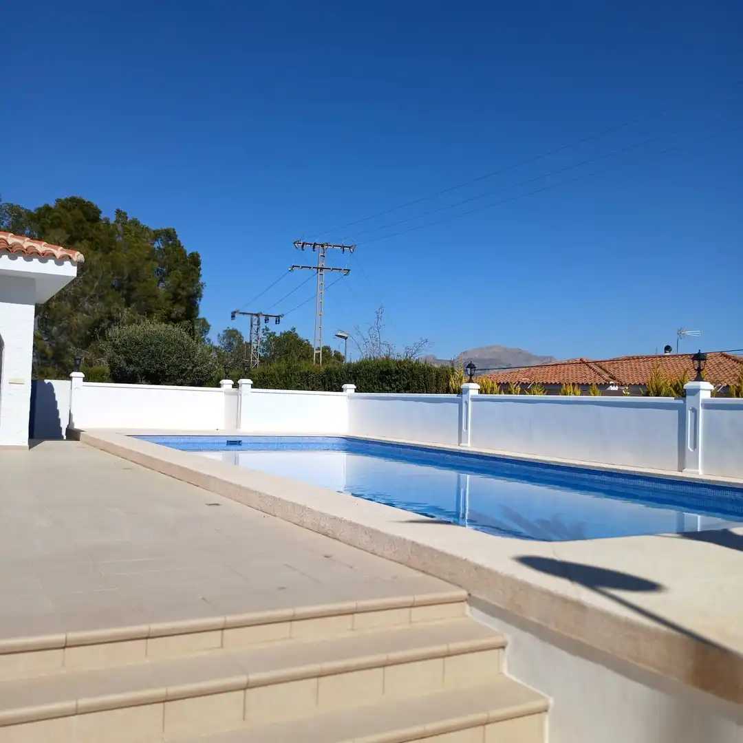 Piscina de Casa o xalet en venda en La Nucia amb Aire condicionat, Calefacció i Jardí privat