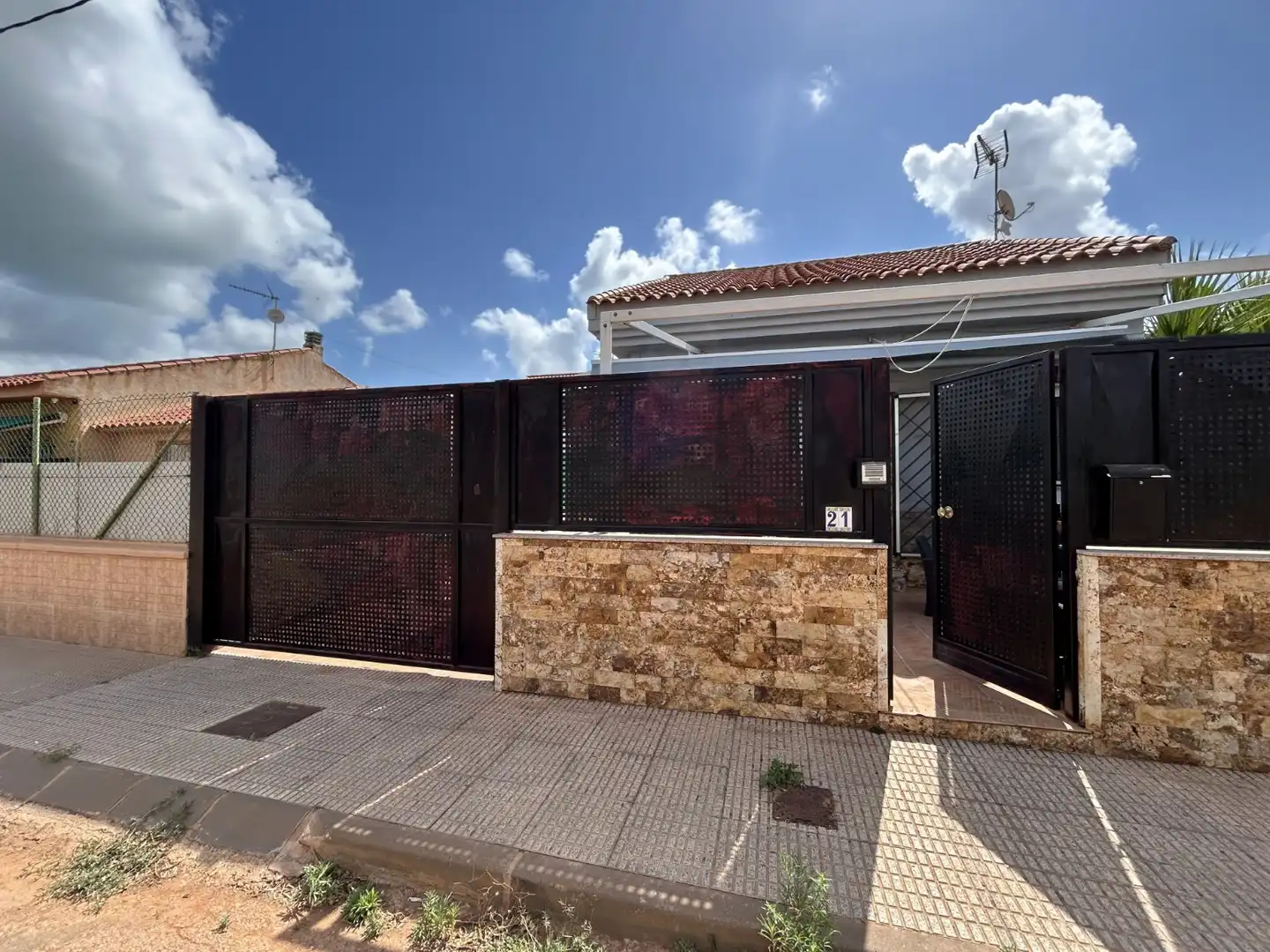 Vista exterior de Casa o xalet en venda en Cartagena amb Aire condicionat, Jardí privat i Terrassa
