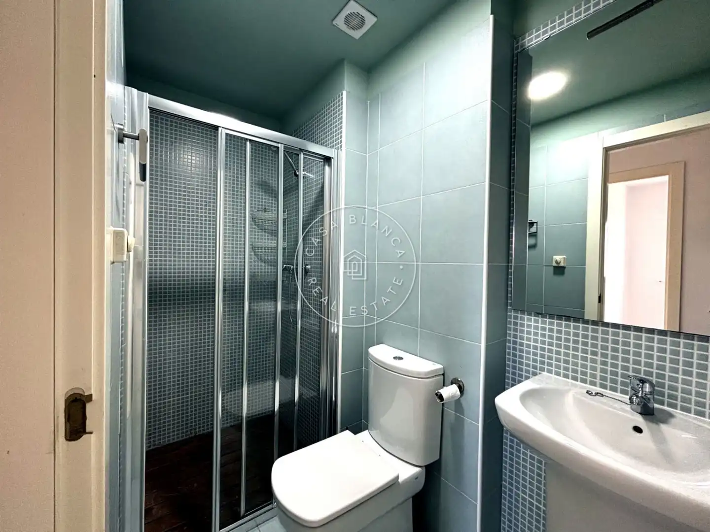 Badezimmer von Dachboden zum Verkauf in Lloret de Mar mit Klimaanlage, Abstellraum und Gemeinschaftspool