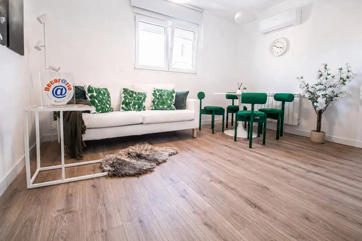 Living room of Flat for sale in Madrid  with Air Conditioner, Heating and Furnished