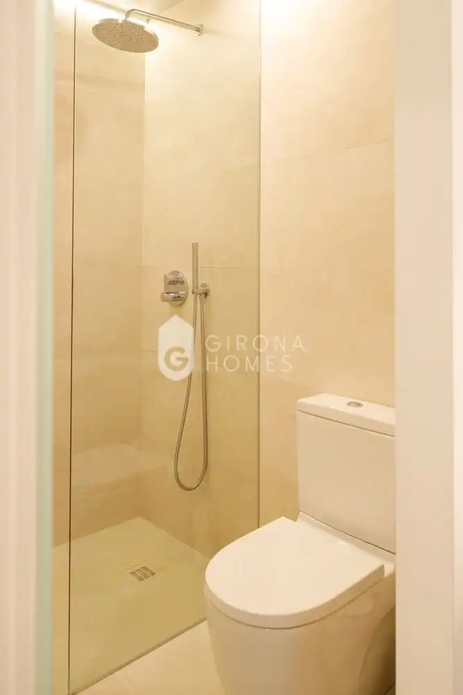 Badezimmer von Wohnungen zum Verkauf in Girona mit Klimaanlage, Heizung und Möbliert
