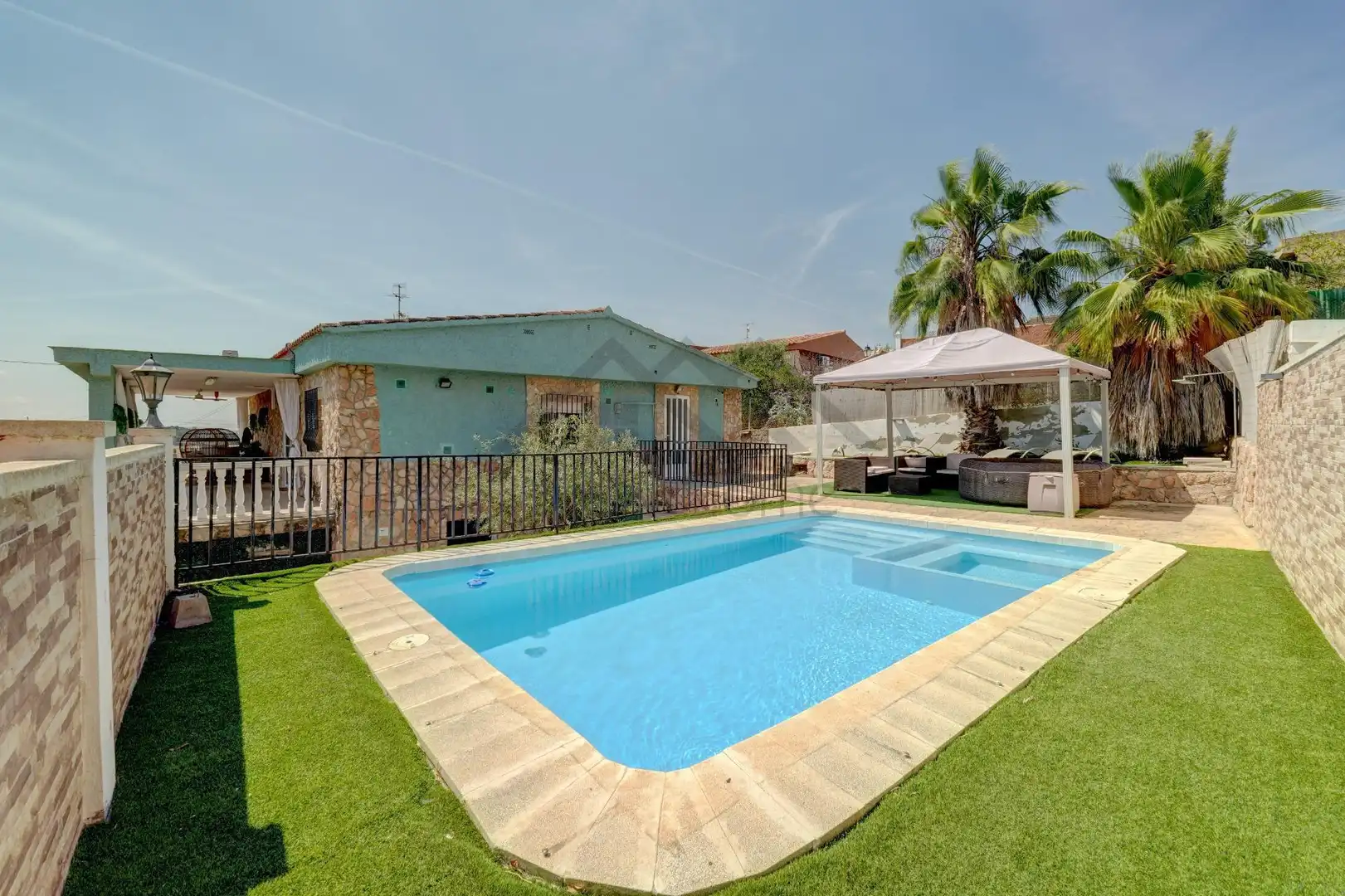 Swimming pool of Houses for sale in La Pobla de Vallbona  with Air Conditioner, Heating and Private garden