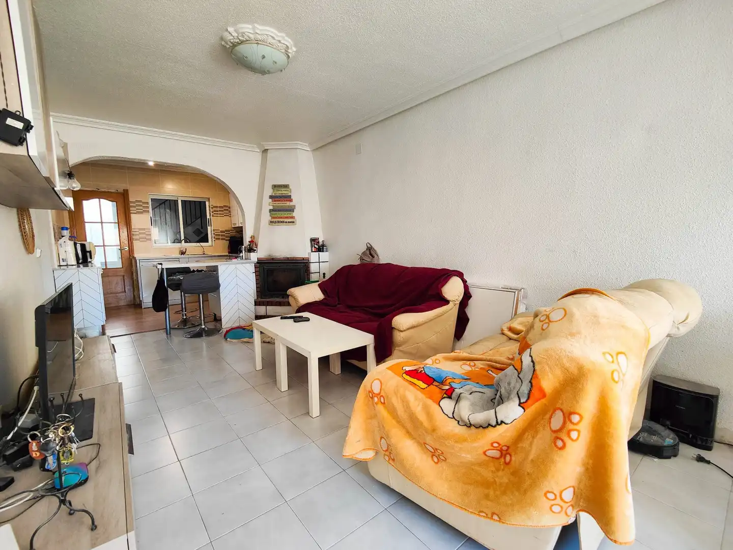 Sala d'estar de Finca rústica en venda en San Miguel de Salinas amb Jardí privat, Piscina i Moblat