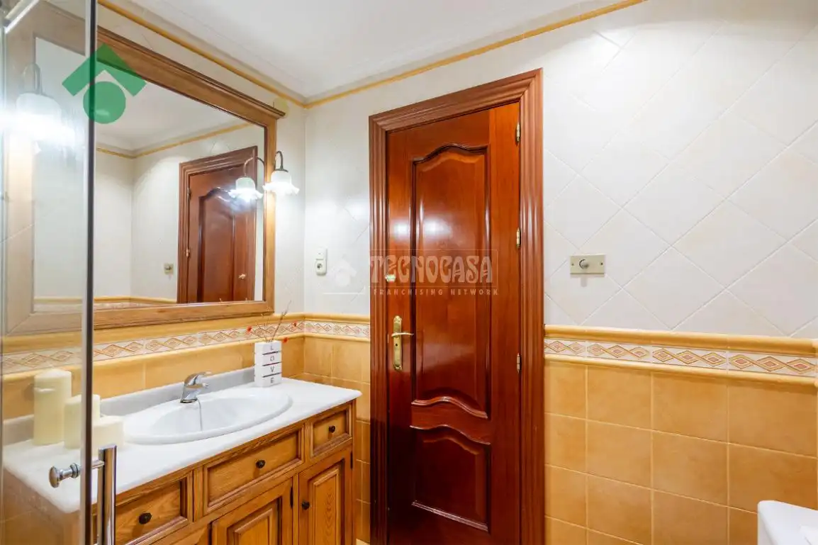 Badezimmer von Wohnung zum Verkauf in Almuñécar mit Möbliert und Balkon