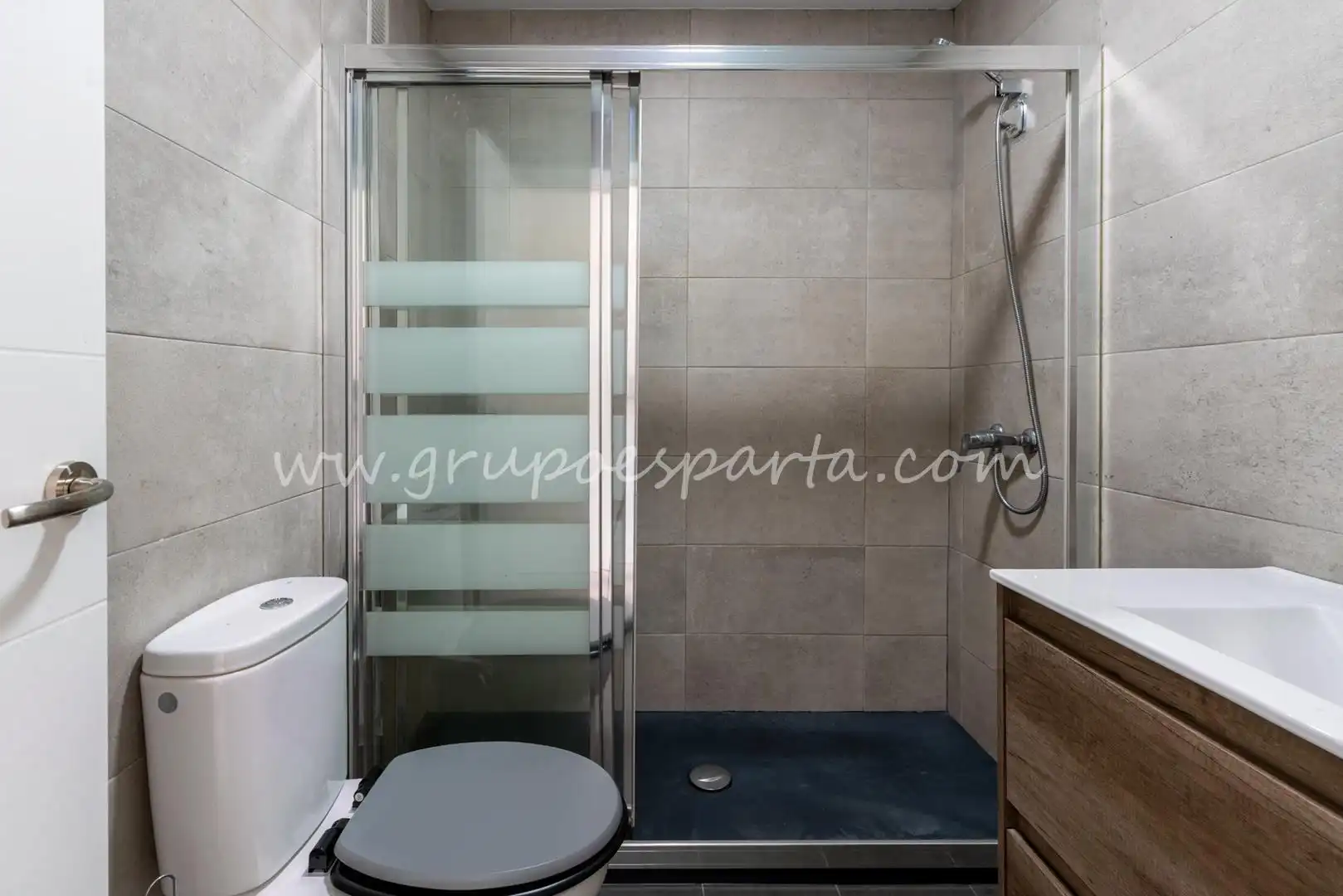Bathroom of Flat for sale in Sevilla  with Air Conditioner and Balcony
