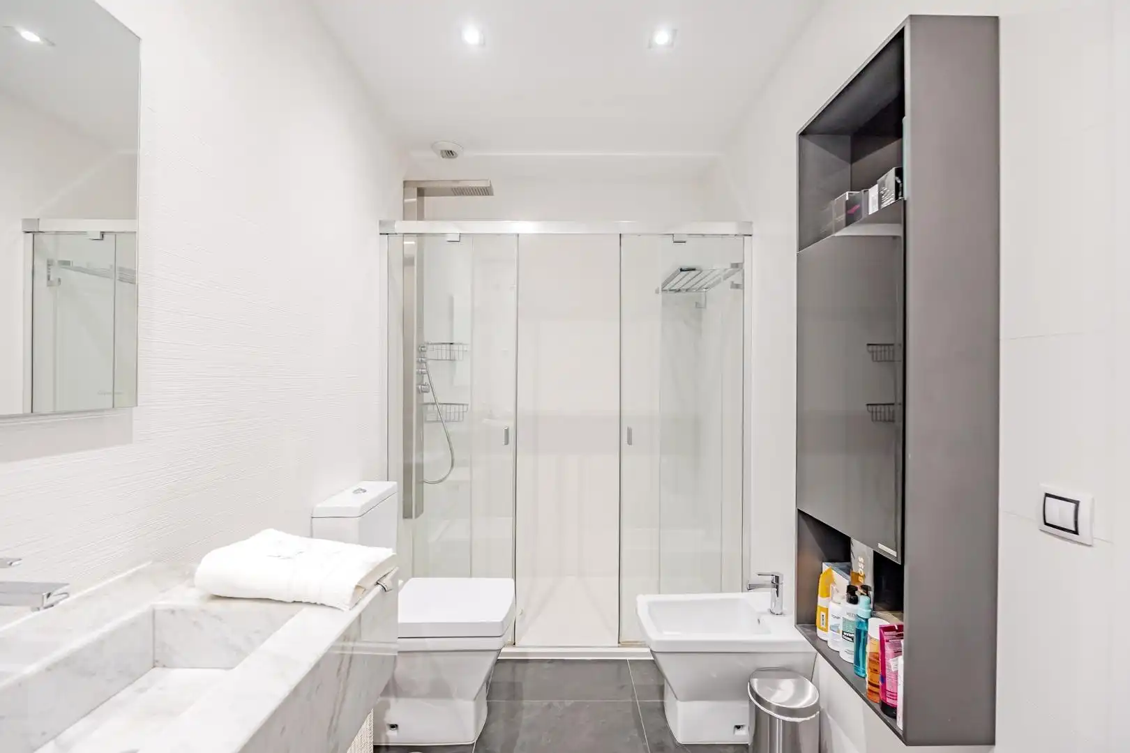 Bathroom of Ground floor for rent in Madrid  with Air Conditioner, Heating and Terrace