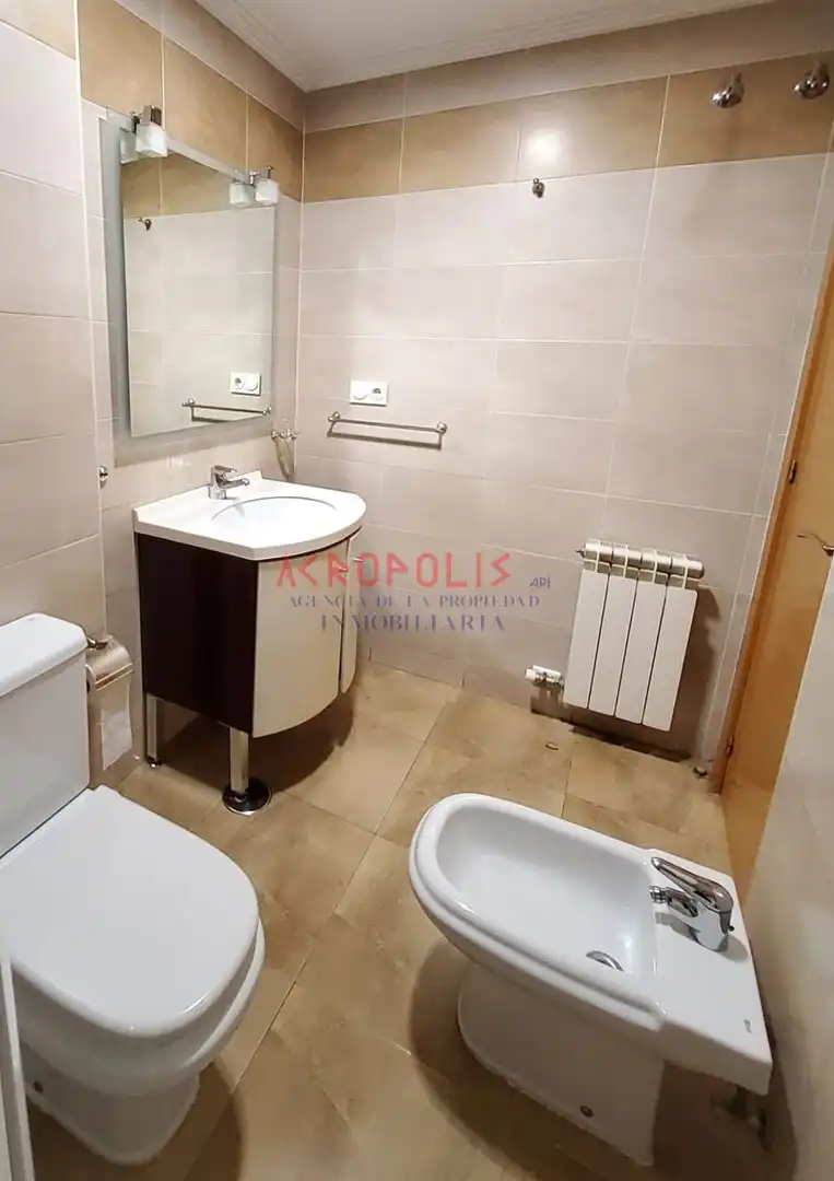 Bany de Apartament en venda en San Andrés del Rabanedo amb Calefacció, Terrassa i Traster