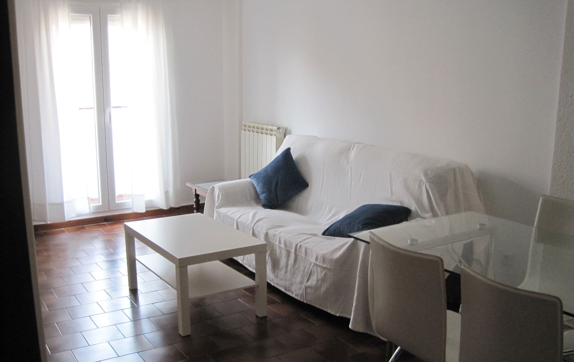 Sala de estar de Apartamento de alquiler en  Zaragoza Capital con Calefacción, Amueblado y Horno