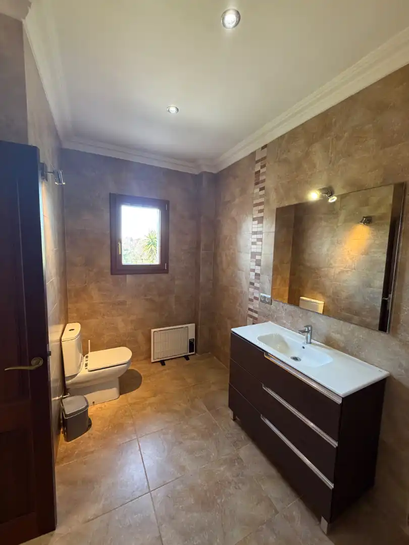 Baño de Finca rústica de alquiler en Manacor con Aire acondicionado, Calefacción y Jardín privado