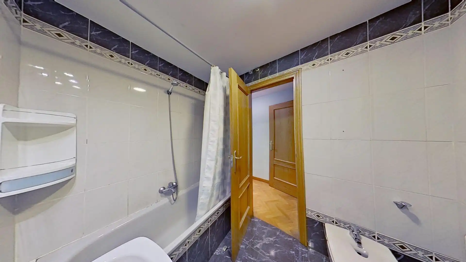 Bathroom of Flat for sale in Getafe  with Private garden, Parquet flooring and Terrace