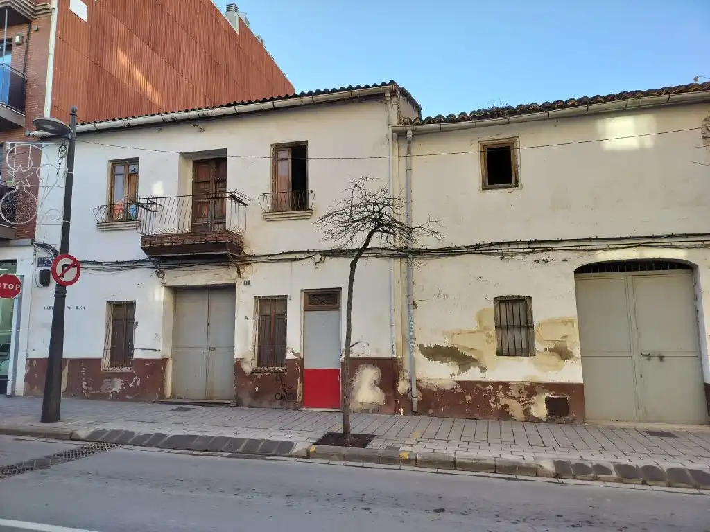 Vista exterior de Edifici en venda en Paterna