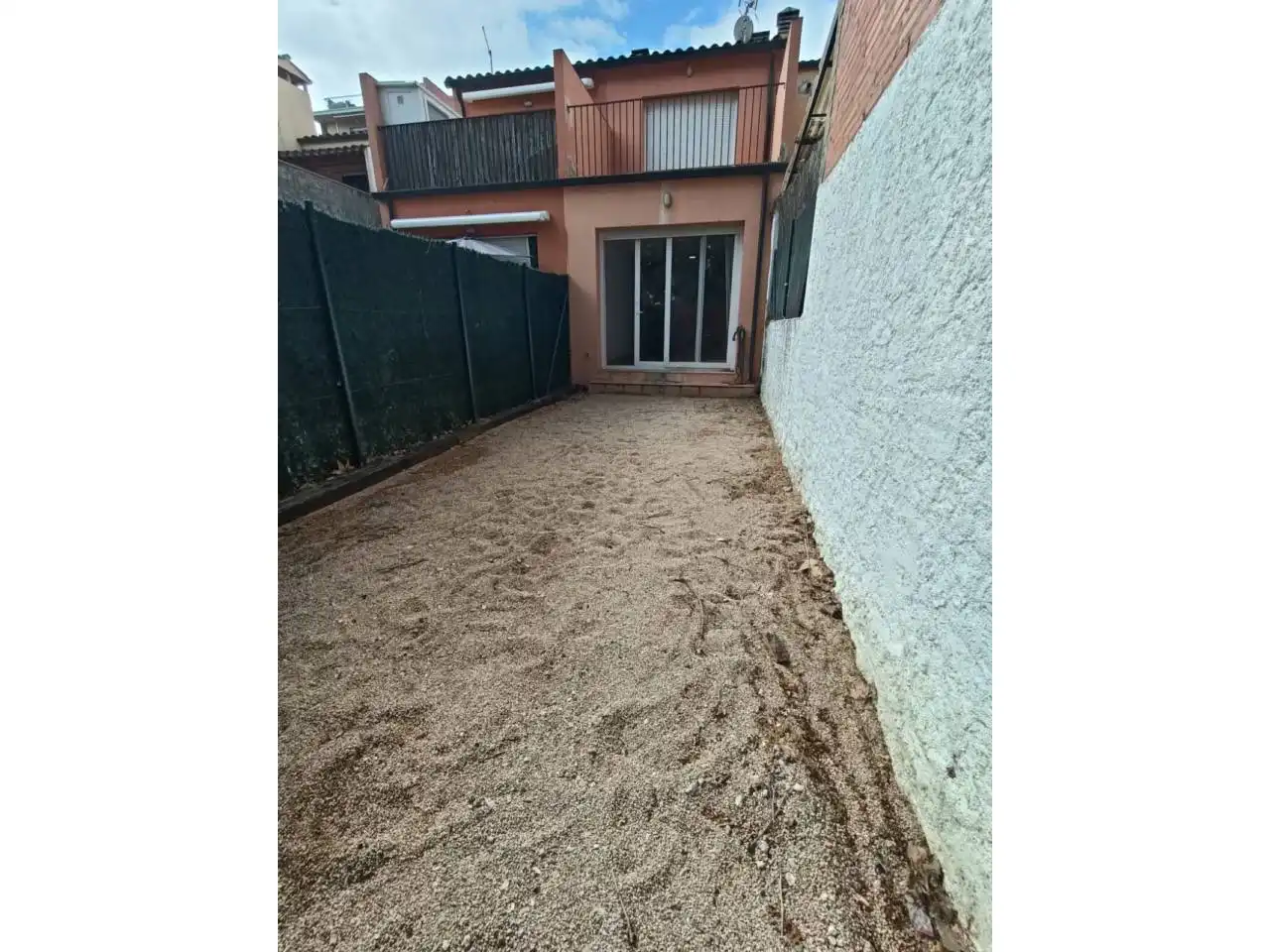 Parkplatz von Haus oder Chalet zum Verkauf in Salt mit Klimaanlage, Heizung und Privatgarten