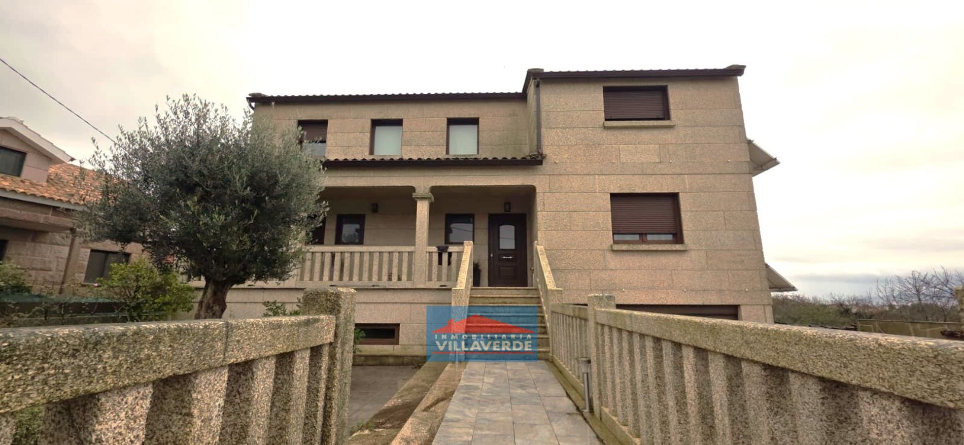 Vista exterior de Casa o xalet en venda en Cangas  amb Terrassa, Traster i Moblat