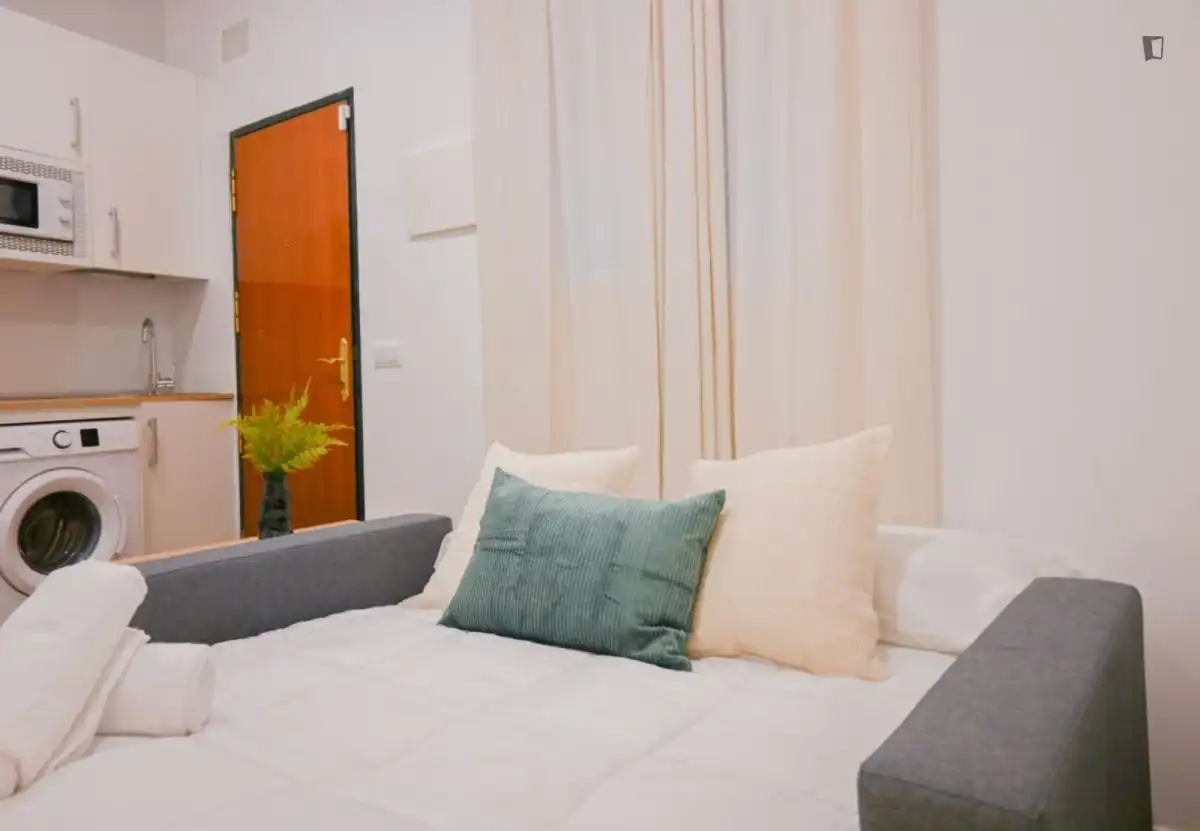 Dormitori de Apartament de lloguer en Madrid amb Aire condicionat, Moblat i Rentadora