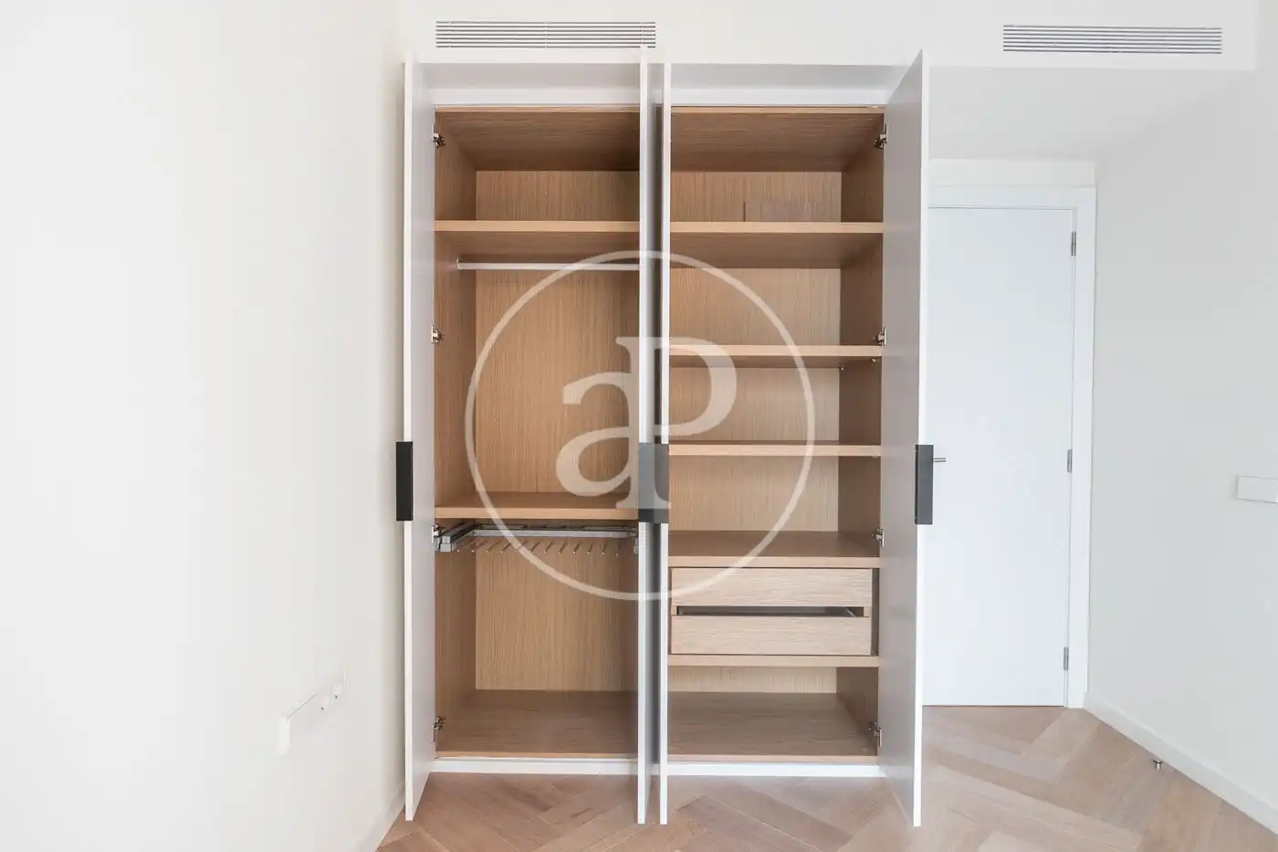 Schlafzimmer von Wohnung zum Verkauf in Barcelona mit Klimaanlage, Heizung und Balkon
