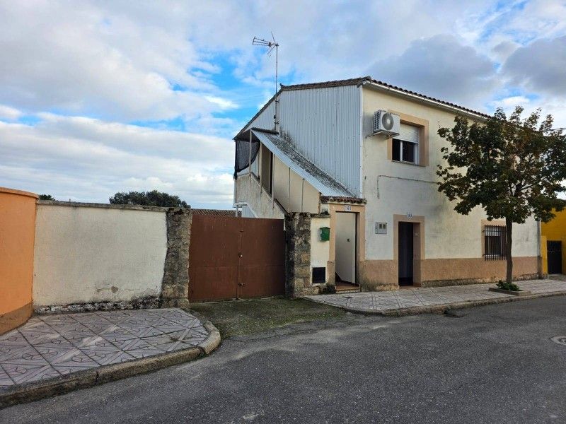 Vista exterior de Casa o xalet en venda en Tejeda de Tiétar amb Aire condicionat, Calefacció i Traster