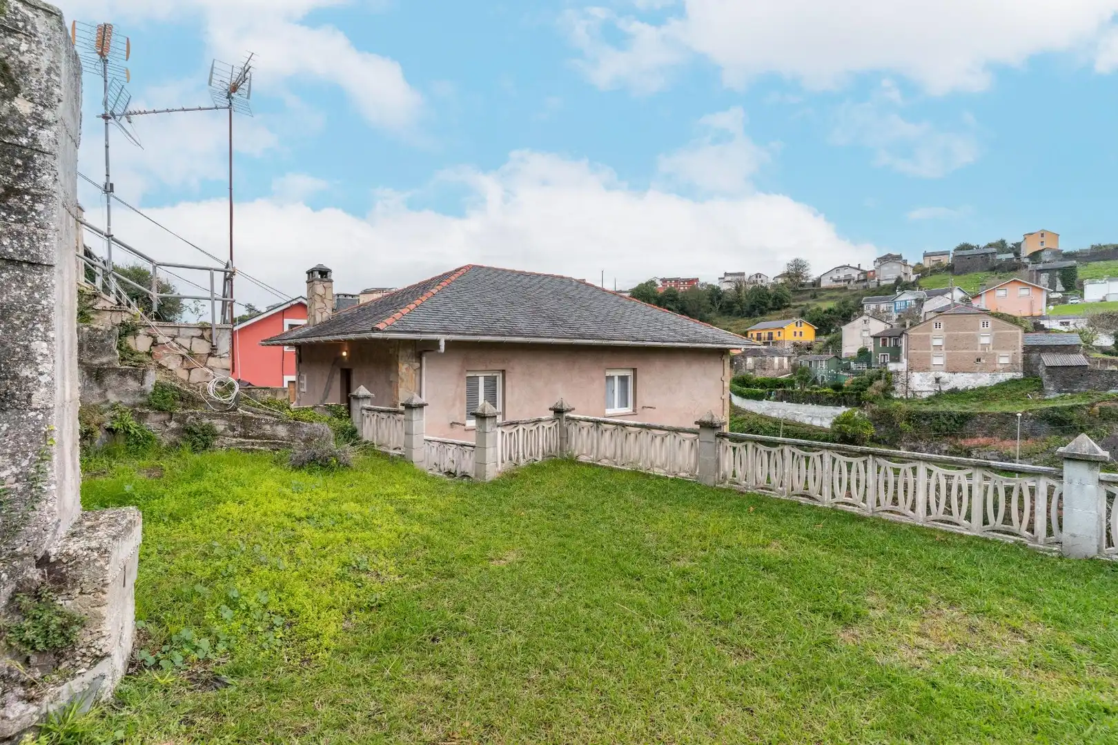 Vista exterior de Casa o xalet en venda en Coaña amb Calefacció, Jardí privat i Moblat