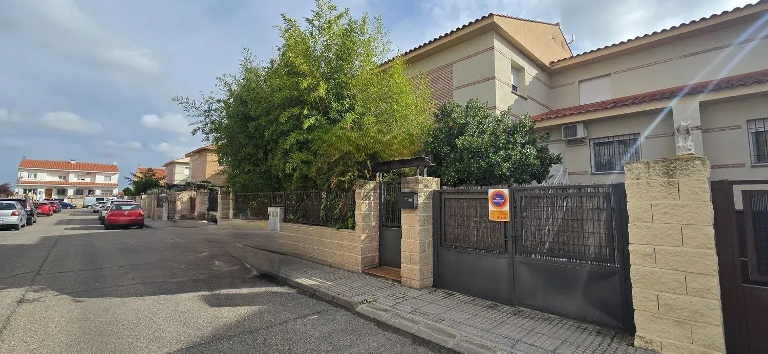 Exterior view of Single-family semi-detached for sale in Cedillo del Condado  with Air Conditioner, Heating and Private garden