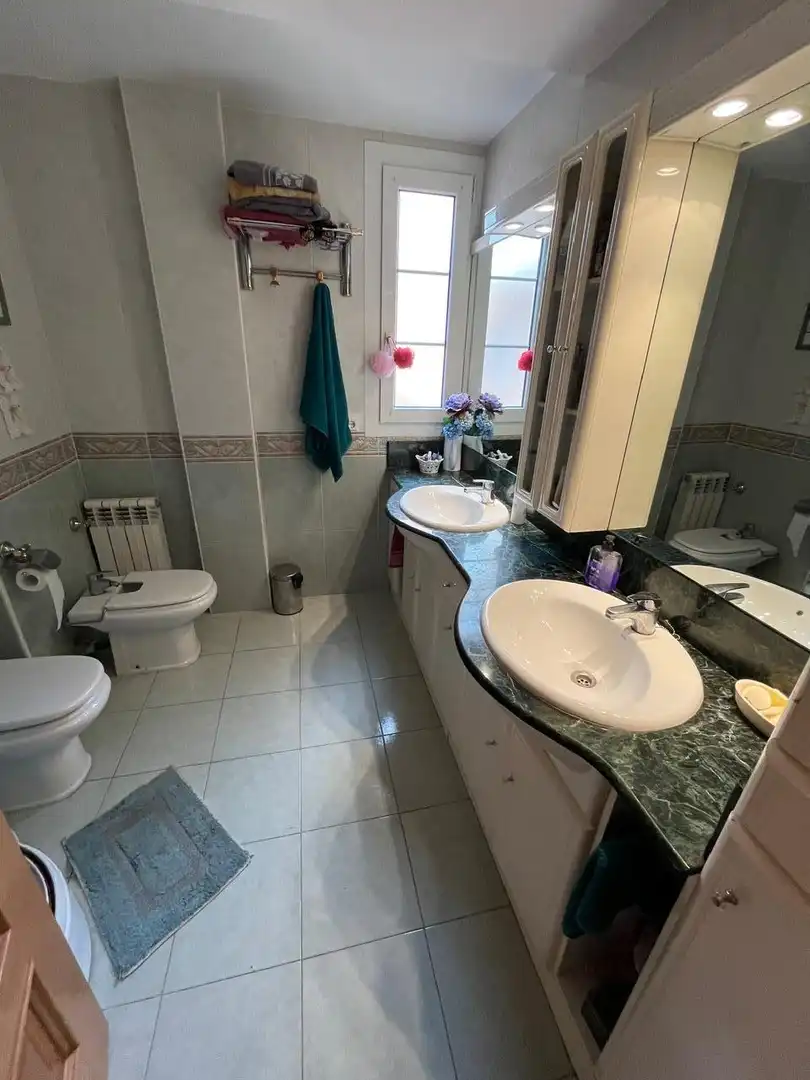 Baño de Casa adosada en venta en Zaragoza con Aire acondicionado, Calefacción y Jardín privado