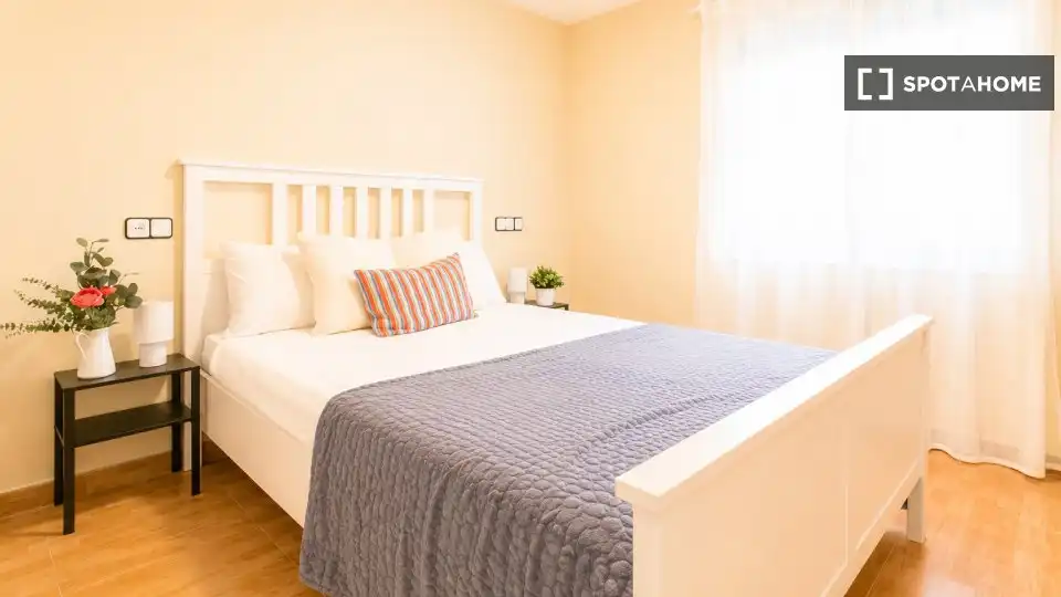 Schlafzimmer von Wohnung zur Miete in L'Hospitalet de Llobregat mit Klimaanlage, Heizung und Möbliert