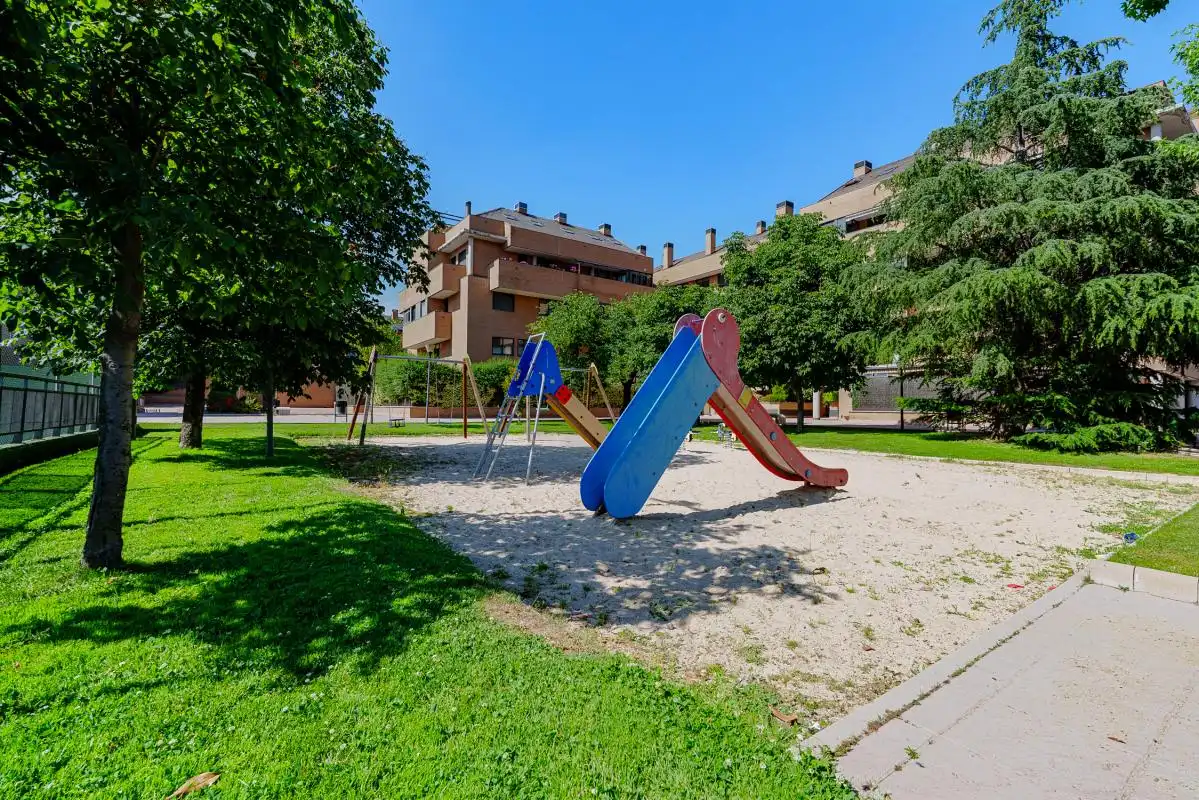 Parking de Ático en venta en Pozuelo de Alarcón con Aire acondicionado, Calefacción y Jardín privado