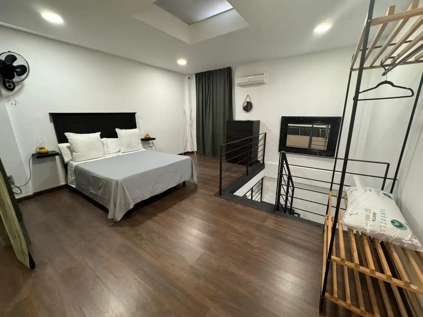Dormitori de Loft de lloguer en Bollullos de la Mitación amb Aire condicionat i Moblat