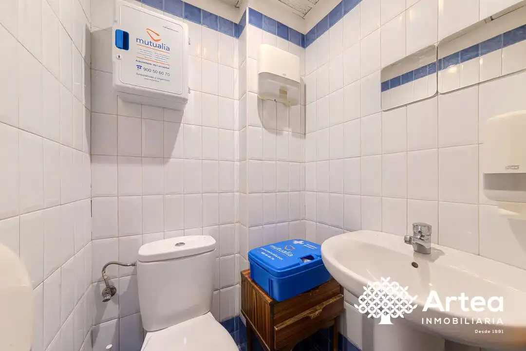 Badezimmer von Geschaftsraum zur Miete in Bilbao  mit Klimaanlage und Möbliert